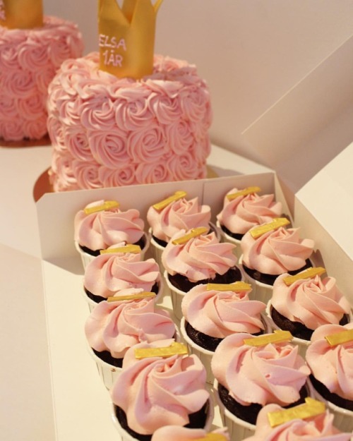 Är det 1års kalas så är det:) #birthdaycake #cupcake #cake #firstbirthday #birthdaygirl #pinkandgold