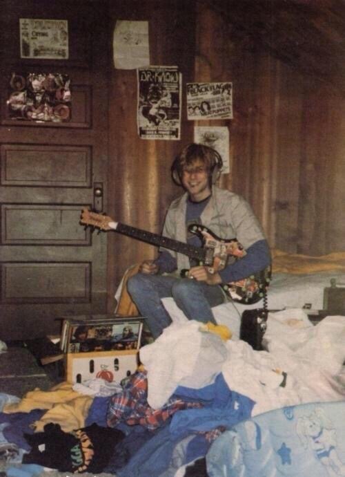 paigeji:  Can we talk about how young Evan Peters kinda resembles Kurt Cobain!?