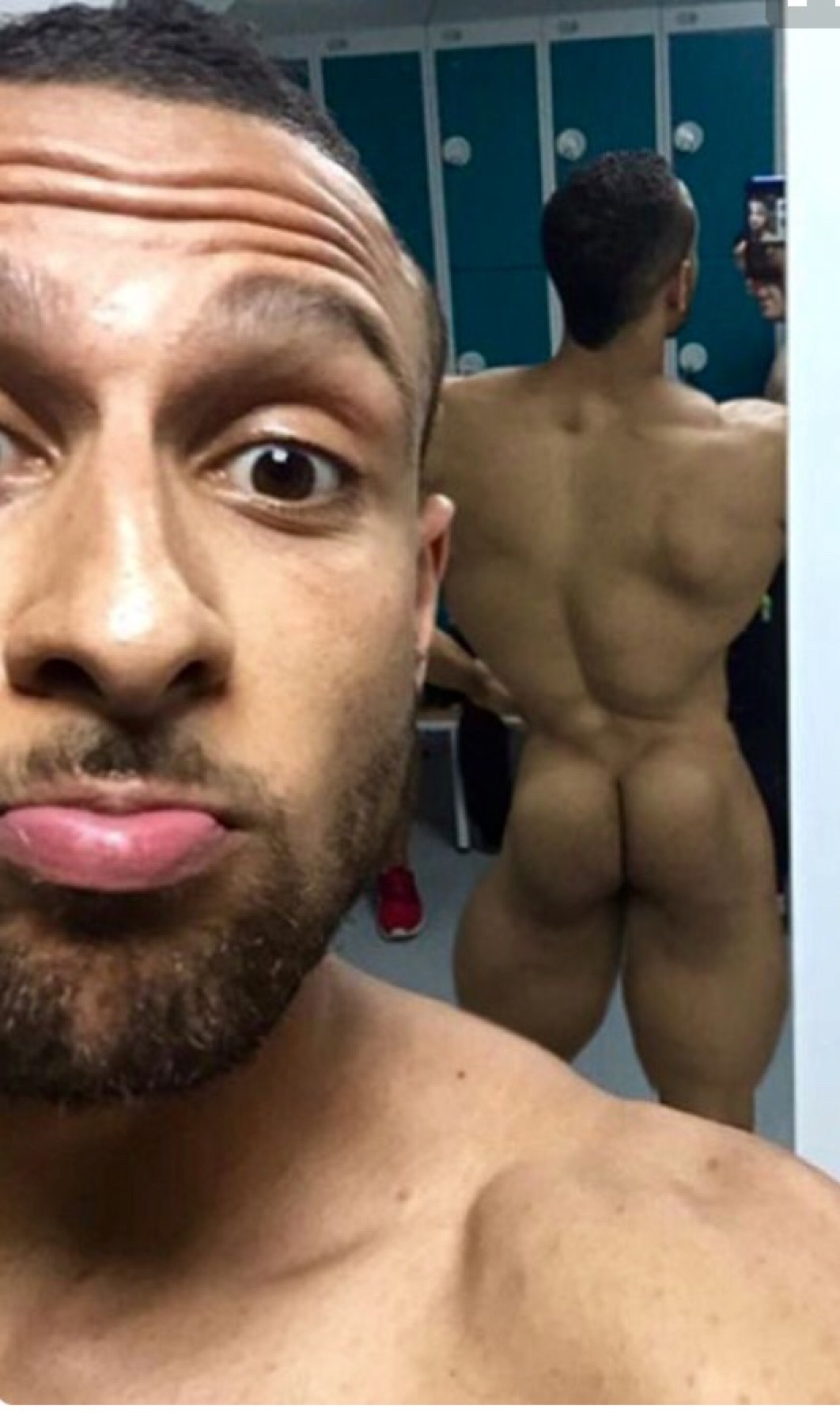 broswithoutclothes:  Just checking up on my butt 