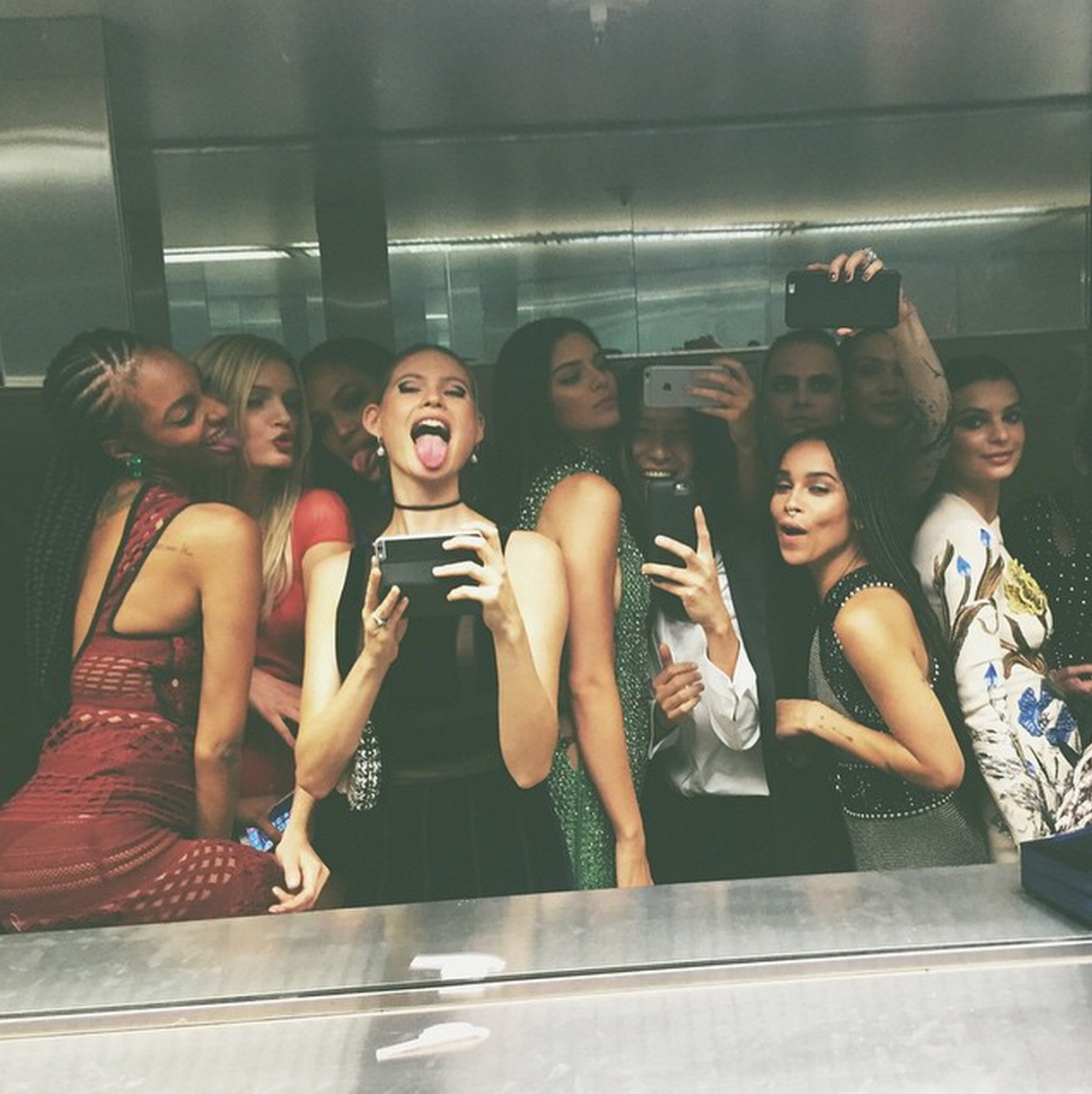 jenner-news:  Kendall: “bathroom selfie?”