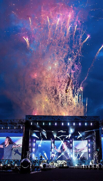 hellockscreens:  ✧ Harry + otra fireworks lockscreens ✧    ✧ please like/reblog