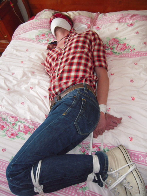 soxnties:  This set has gone around before, but he looks so inviting in his plaid shirt, jeans, white Chucks and rope that I just needed to share it again… 