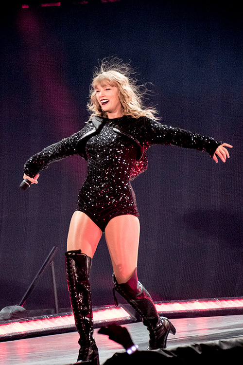 tayswiftwork: Taylor Swift performs onstage during the Taylor Swift Reputation Stadium Tour at Roger