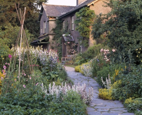 afternoon-tea-and-books: Beatrix Potter’s hilltop home. 
