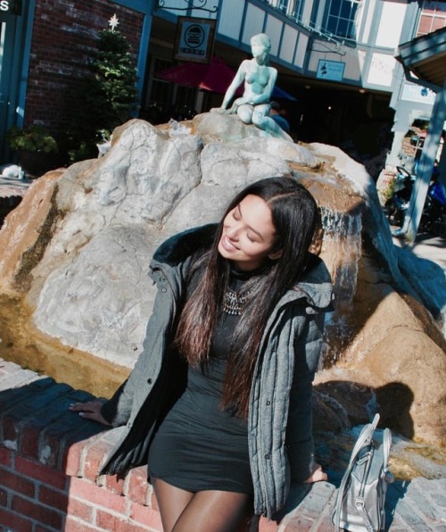 Posing with #thelittlemermaid at the Denmarket Square in #solvang ! This cute little town of 5000 in