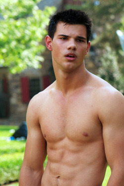 meninvogue:  Taylor Lautner 