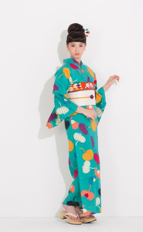 Physallis yukata by Tokyo 135°The bottom coordination nicely illustrates the kimono dressing “rule” 