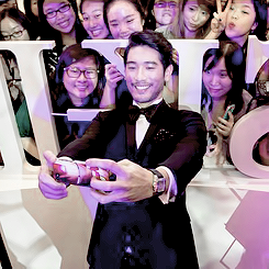 better-than-gandalf:  2014 of @godfreygao↳ [1/?] Selfies with fans