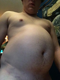 bigbellyboy77: Stuffed the tank up with a 1pound burrito, then topped it off with a half gallon of a 5000 calorie gainer shake🐖 It swelled up my belly quite nicely  Kik:Flake77  https://youtu.be/74v4b1DvbHg 