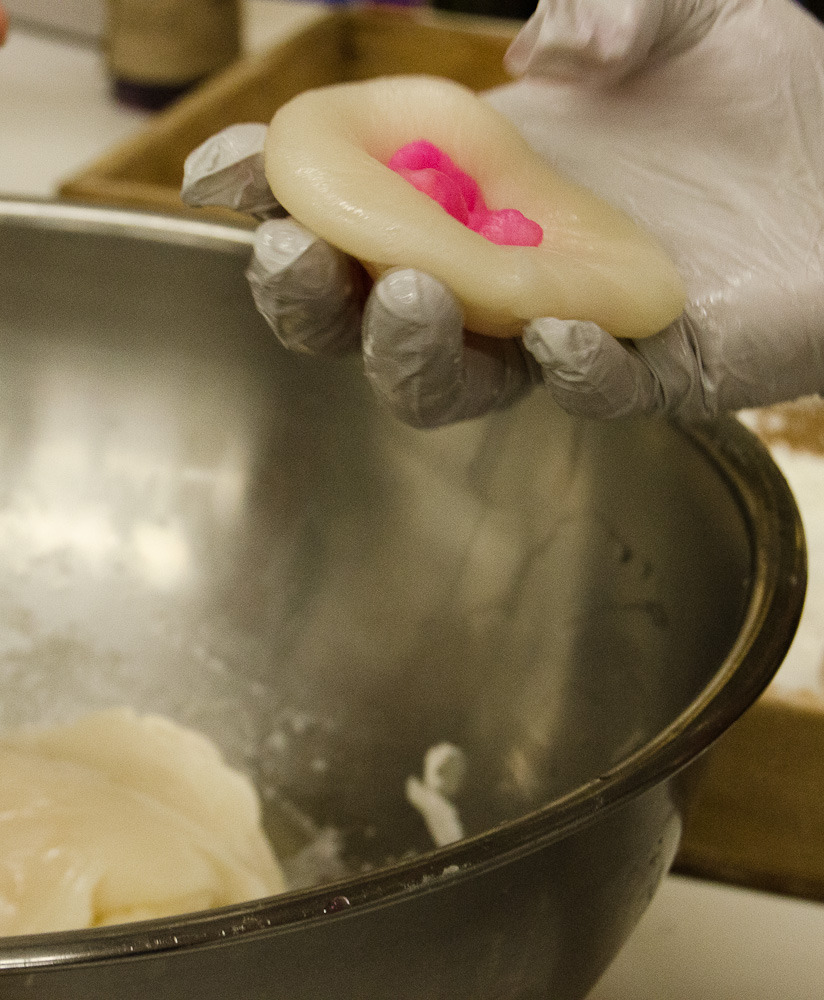 thecakebar:  Making Mochi Flowers Tutorial   I dunno man at that first picture I