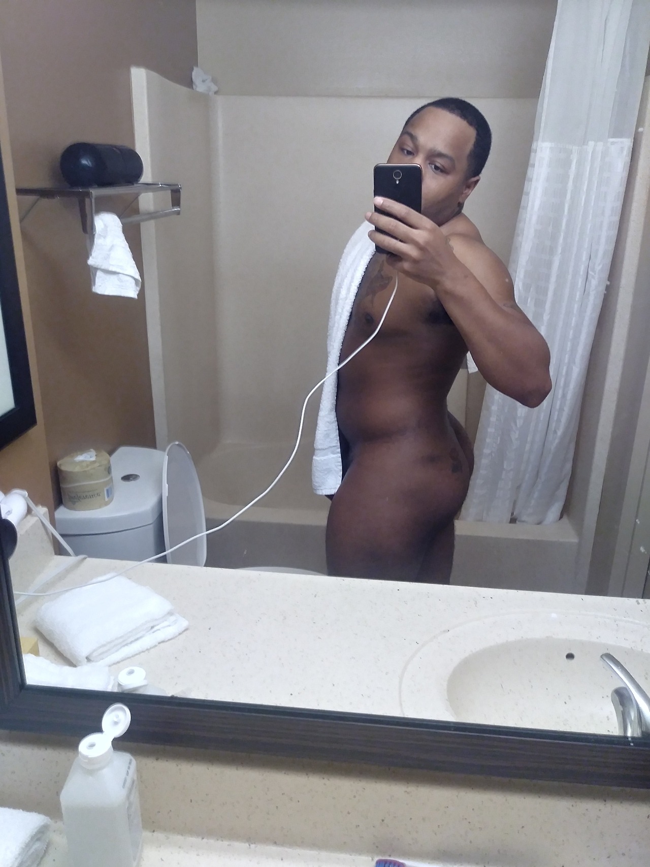 bigboyyturnup:  Everybody love a big booty (Vers) Top 😂😂   IG: LeauxAngel SC: