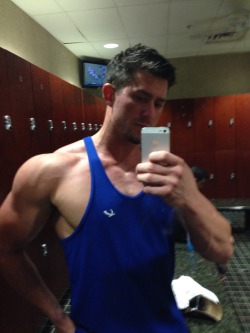 Damn I love a shoulder pump on a Friday night.