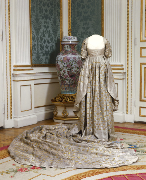 history-of-fashion:1800 Coronation dress worn by Frederica of Baden silver fabric taffeta, gold thre