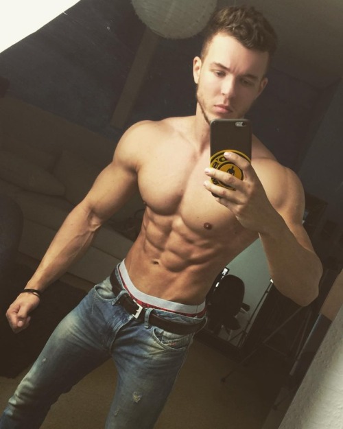 AlanPalmSprings Likes His Men!