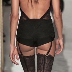 empress-empire:  La Perla S/S15 Couture 