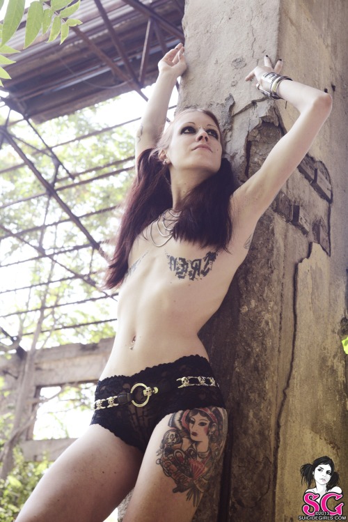 sglovexxx:  SG Hopeful Bettiink in Industrial Concrete