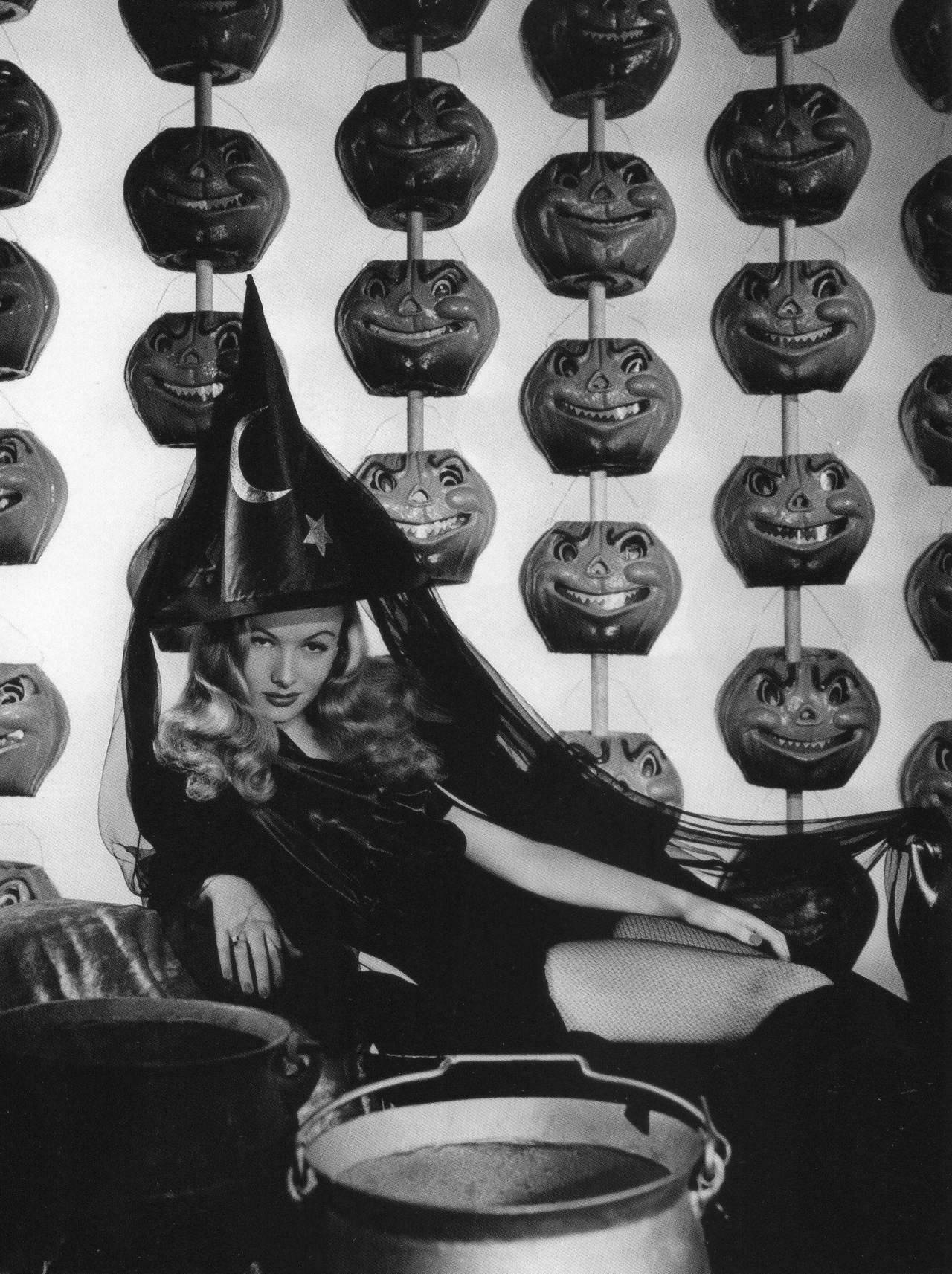 pinup-babes:  Veronica Lake vintage witch pinup https://pinup-babes.tumblr.com/pinup