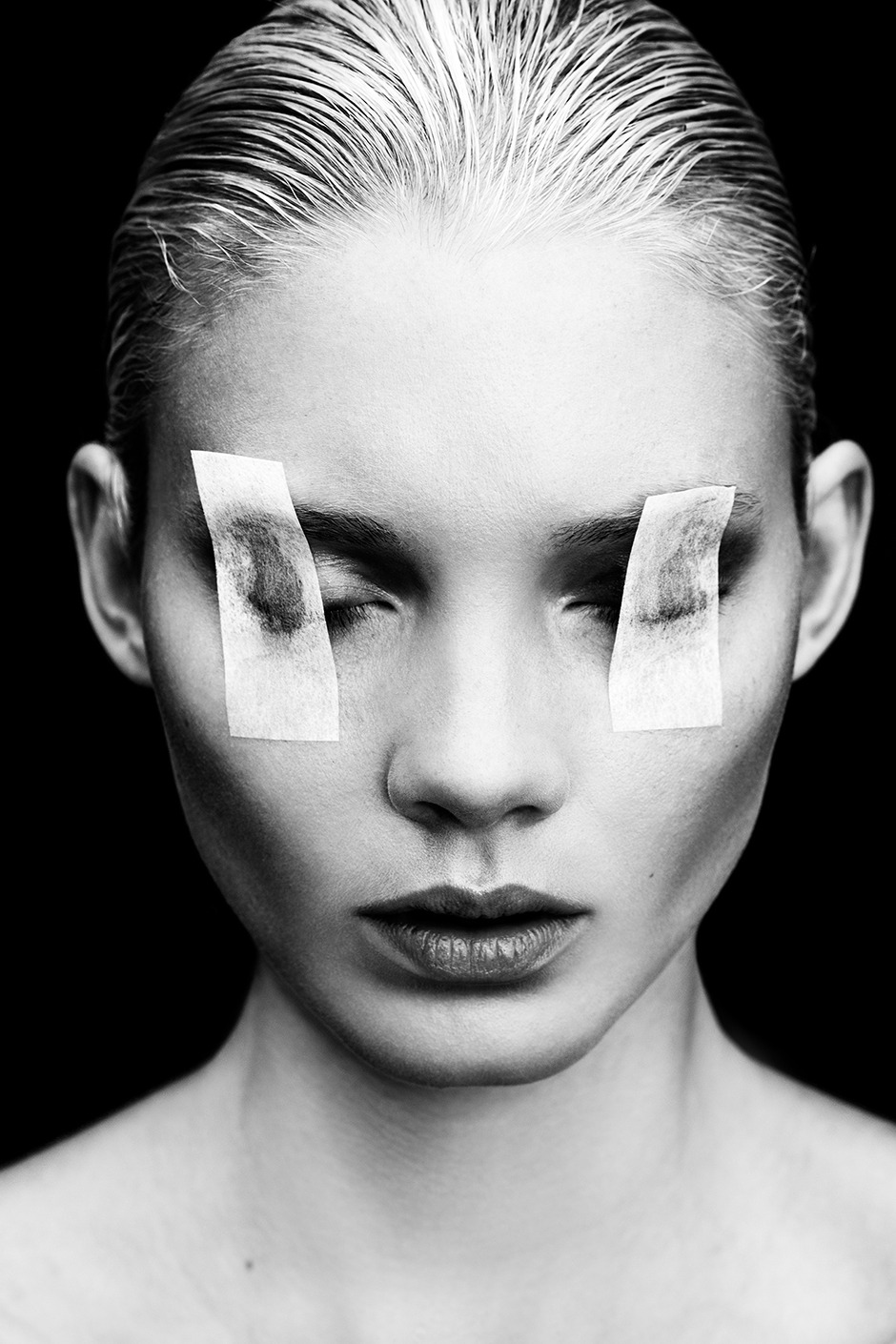 black-white-madness:Madness:Control by Mario Kroes Model: Daria Zhemkova at IMG