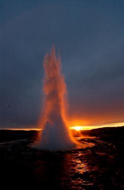 earthstory:  STROKKUR GEYSER, ICELANDStrokkur, which is Icelandic for “churn”, is a fountain geyser in the geothermal area beside the Hvítá River and is east of Reykjavik, in Iceland. It is the main attraction in the Haukadalur geothermal area and