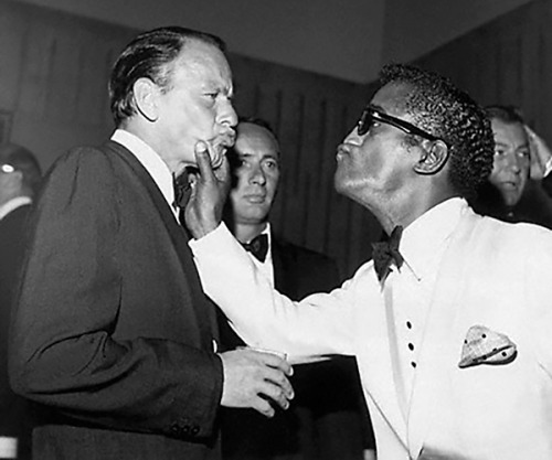 Continuing our Frank Sinatra birthday salute&hellip; Here, Frank&rsquo;s friend Sammy Davis, Jr. sho