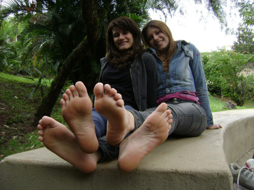 Here are the beautiful M sisters… They are still in the park and are already barefoot, excite