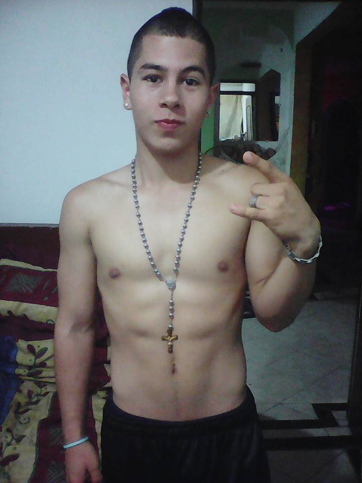 vergas-colombianas:  Mas de esta delicia un hetero de cucuta muy rico y lindo, con