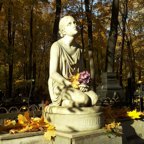 Some photos I took during my walk through the cemetery this October
