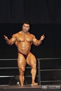 bikeaddictza:  brazilian-muscle-at-fibo-2010-eduardo.