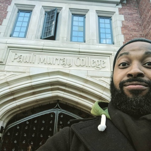 Walking into Pauli Murray College like… #paulimurray #ToBuyTheSun #actorselfie (at Yale Unive