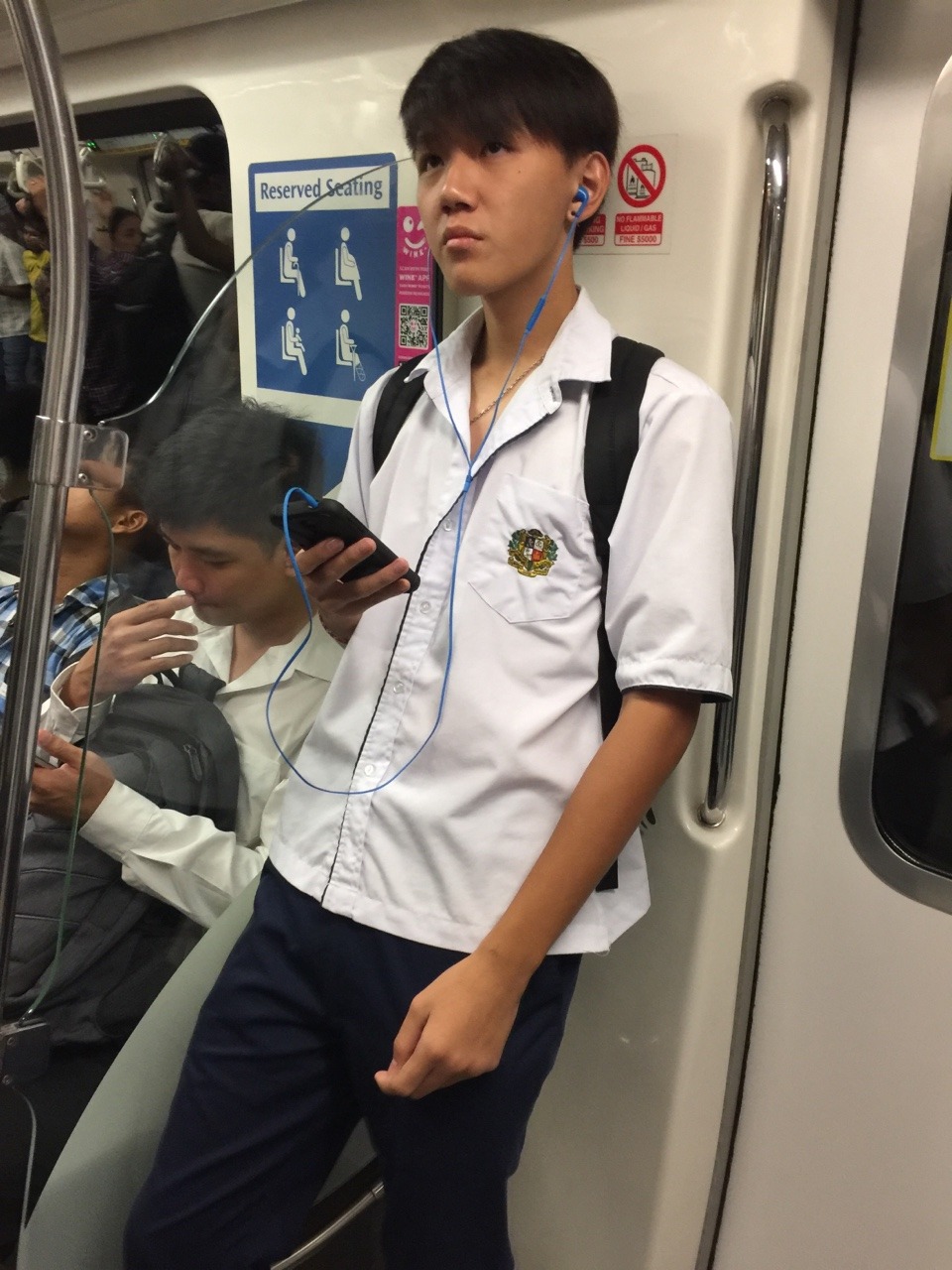 sgboyssss:  Monday not blue, student caught in train 👦🏻 