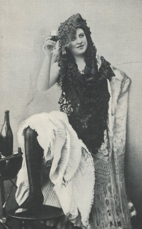 chainedandperfumed:Carmencita, First “Vamp” of the motion picture, a music hall favorite of the Naug