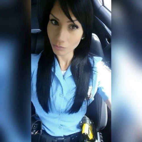 elchochopr: bombox2015: blackstallionpr: Fotos de mujer policia de Puerto Rico. Esta bien rica la hi