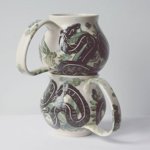 teapotsahoy:sosuperawesome:Snake MugsSarah Ritchie on EtsySee our #Etsy or #Ceramics tags attention 