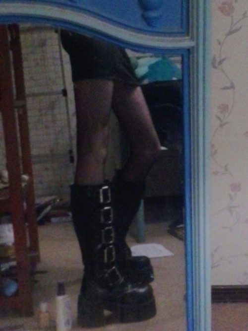 born-of-stardust:  Sexy selfies I took for my new friend ;) enjoy! 