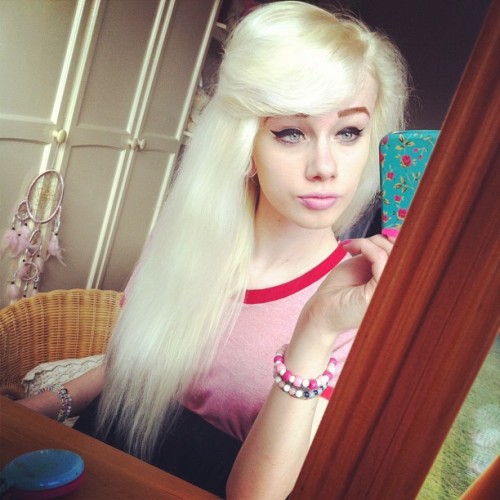 bothhandsinherpocket:  bluh 