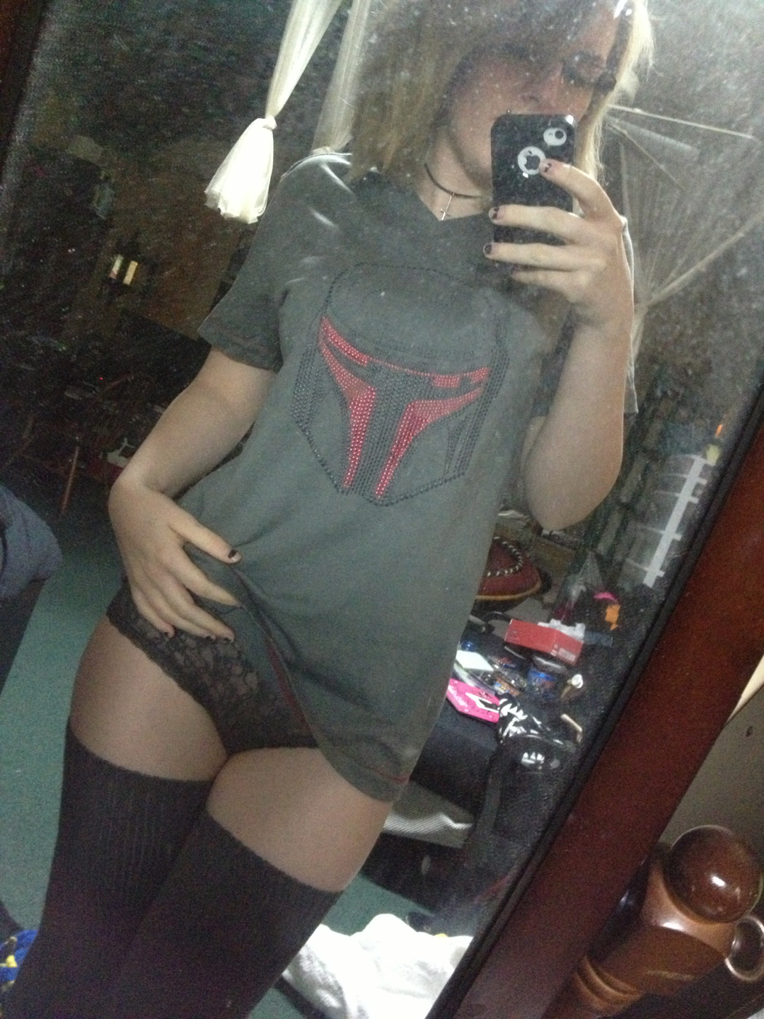 lebaiserdelamorte:  “I like my girls nerdy, dirty, and curvy..” 
