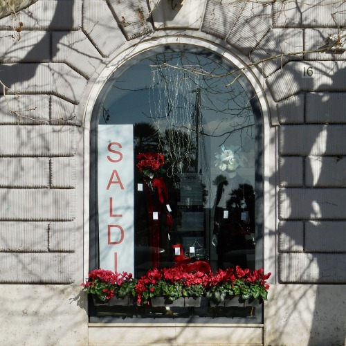 Saldi dopo Natale, negozio, Ostia, Lazio, 2019.