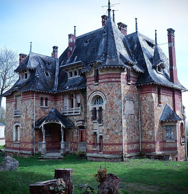 steampunktendencies: Abandoned beauty somewhere in France source 