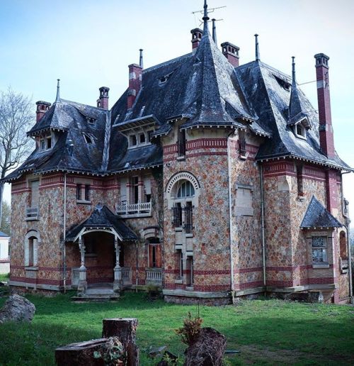 ministryofpeculiaroccurrences:steampunktendencies:Abandoned beauty somewhere in FrancesourceAbandone