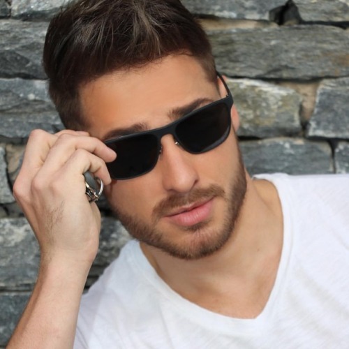 henrylicettofficial:  Si bailo no les gusta, si canto tampoco. Si hago un chiste menos, si me desnudo también me critican, ya no sé que hacer para que te diviertas en mis eventos. Todo es una crítica destructiva. Me ha tocado convertir todo eso en