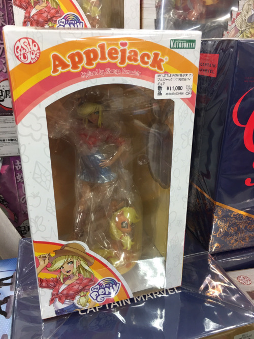 The final character in the Mane 6 BISHOUJO Collection, Applejack, has been released in Japan!Source