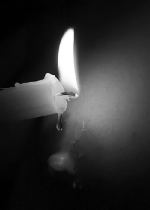 858-614-258:  Brûlant, le choc de l’impact, la chaleur de la flamme, l’onde de la cire qui se propage à l’intérieur de mon corps.