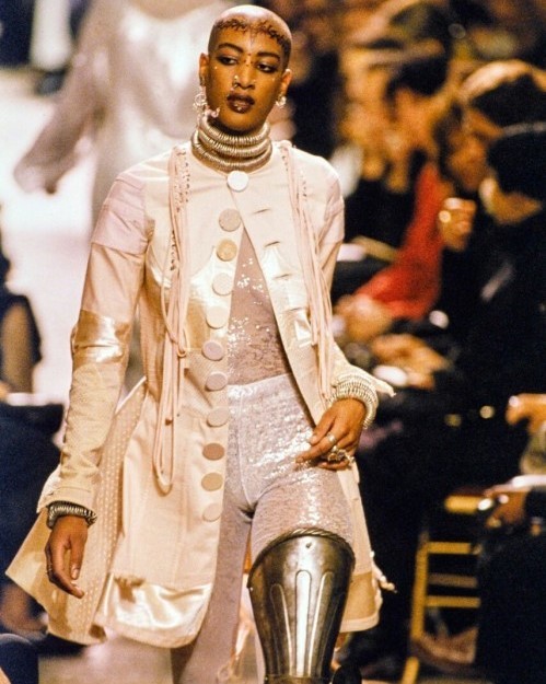 serpentattoo:fave looks : corsets, ribons, lace, tulle and anachronism