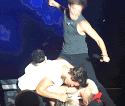 they1dontknowaboutus:       the boys congratulate Niall for doing roly-polies all the way to the main stage      