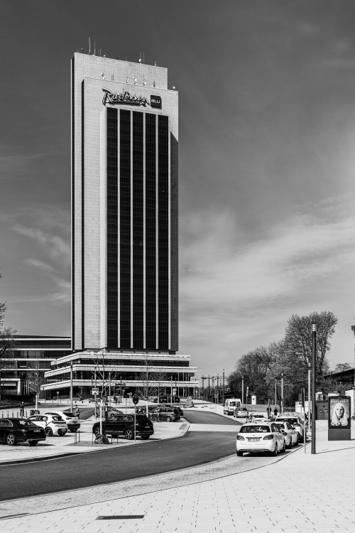 radisson blu hotel hamburg // hamburg rotherbaumarchitects: jost schramm & gert pempelfortcomple