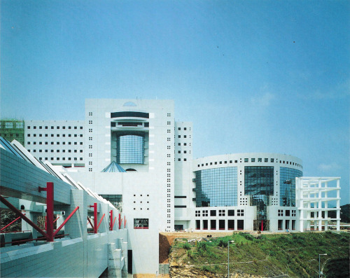 Hong Kong University of Science and Technology, designed by Simon Kwan & Associates Ltd / Percy 