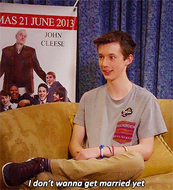troyesivan:  dodging potentially awkward sexuality questions with a closeted troye sivan part 1