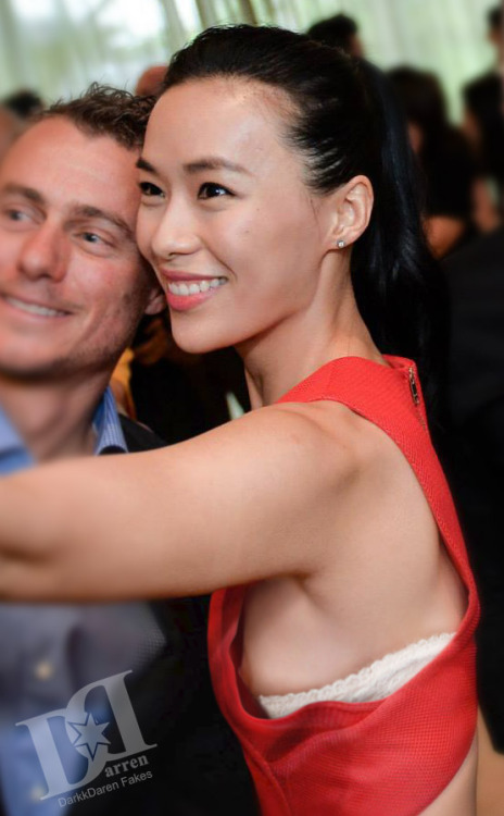 darkkdarren:  Rebecca Lim’s Perfect SelfieRebecca too busy taking selfies with event participants, she forgot people are watching from her sides =P