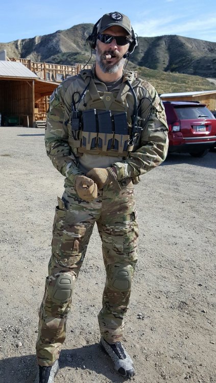 sixonhistory: Figured i’d buck the trend and go sans bowtie with my camo tux this year #oscars