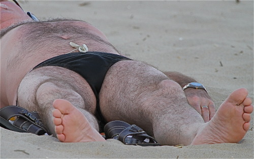 getsnastyonhairydads:  I think this Dad knew what I was probably doing when he caught me taking pics while he was putting his shorts back on.  Taking pics for masturbation purposes!!!